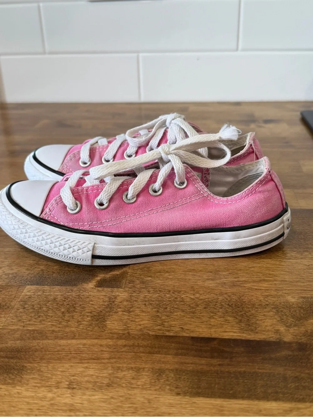 Converse Kids Low Top Sneakers - Pink and White- size 13 Youth- video in listing